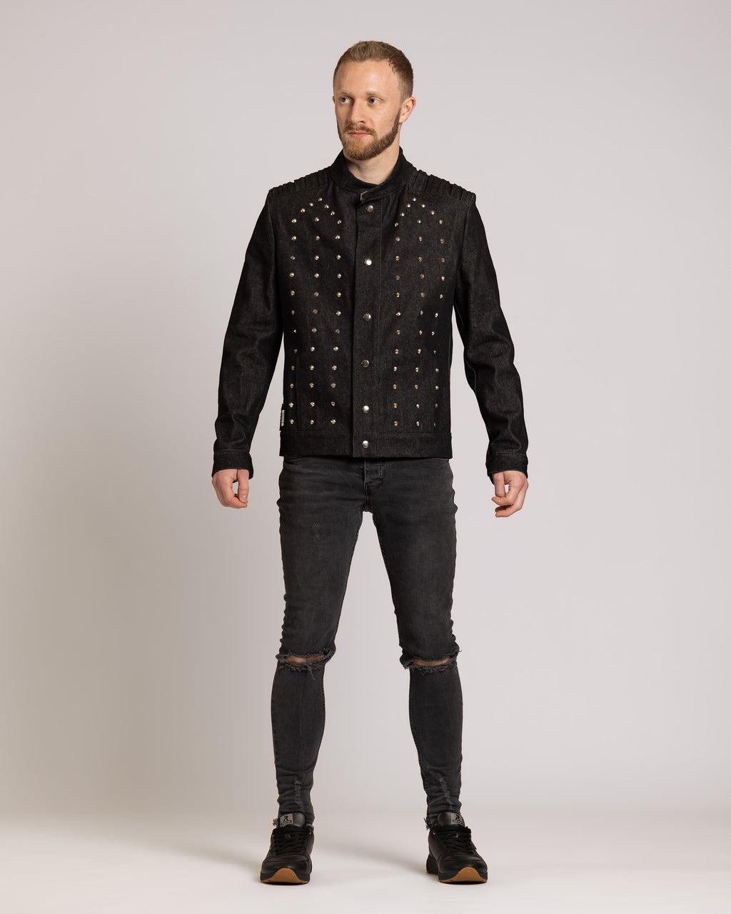 Jeansjacke mit Nieten