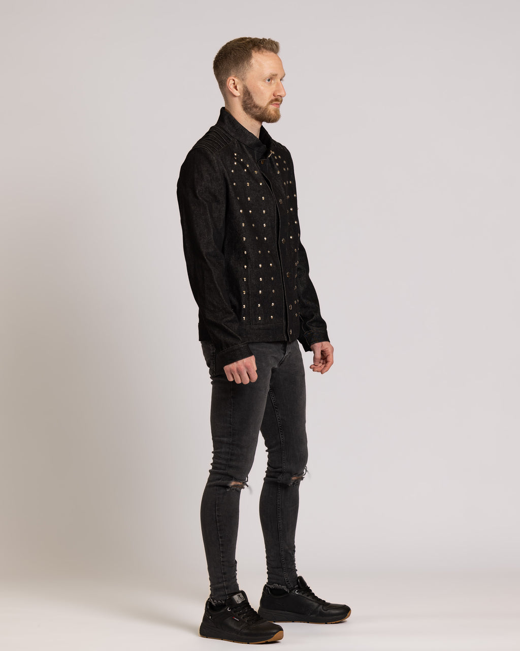 Jeansjacke mit Nieten