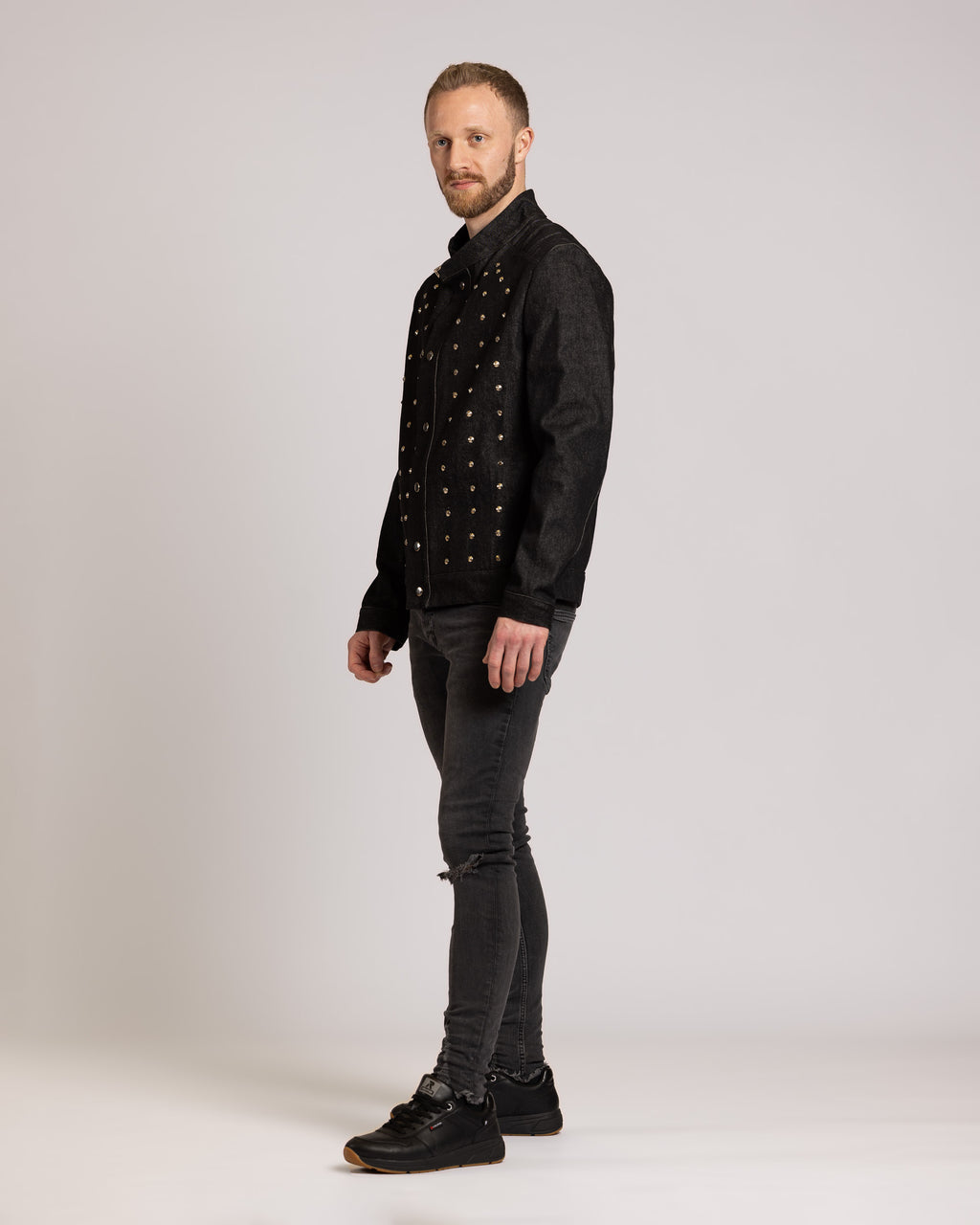 Jeansjacke mit Nieten
