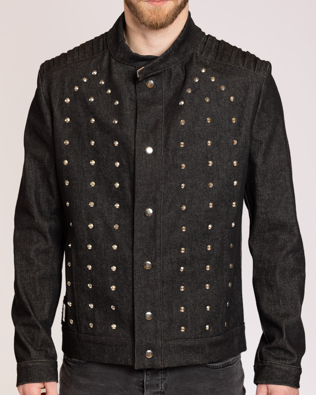 Jeansjacke mit Nieten