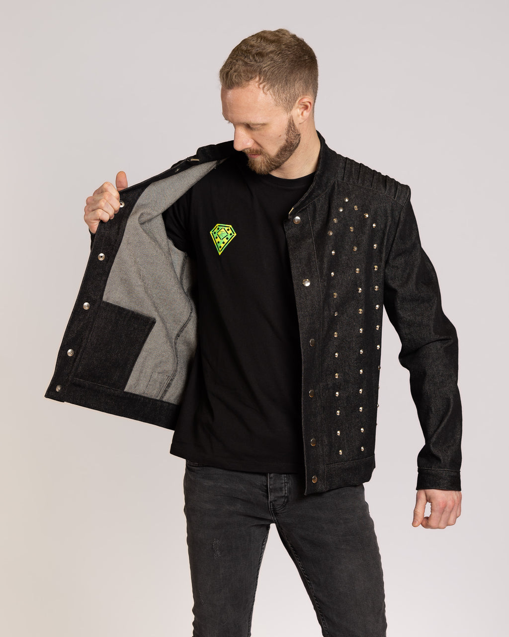 Jeansjacke mit Nieten
