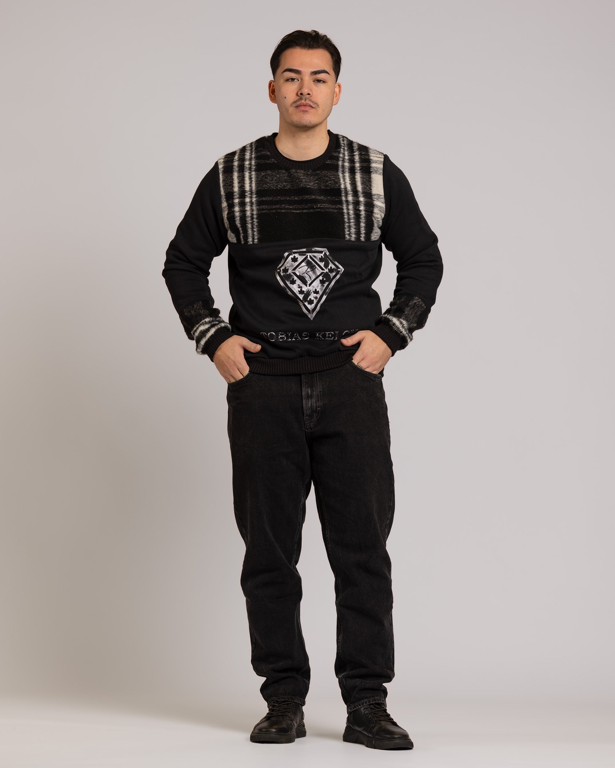 Pullover Tobias Kelch mit schwarzen Pinselanstrich