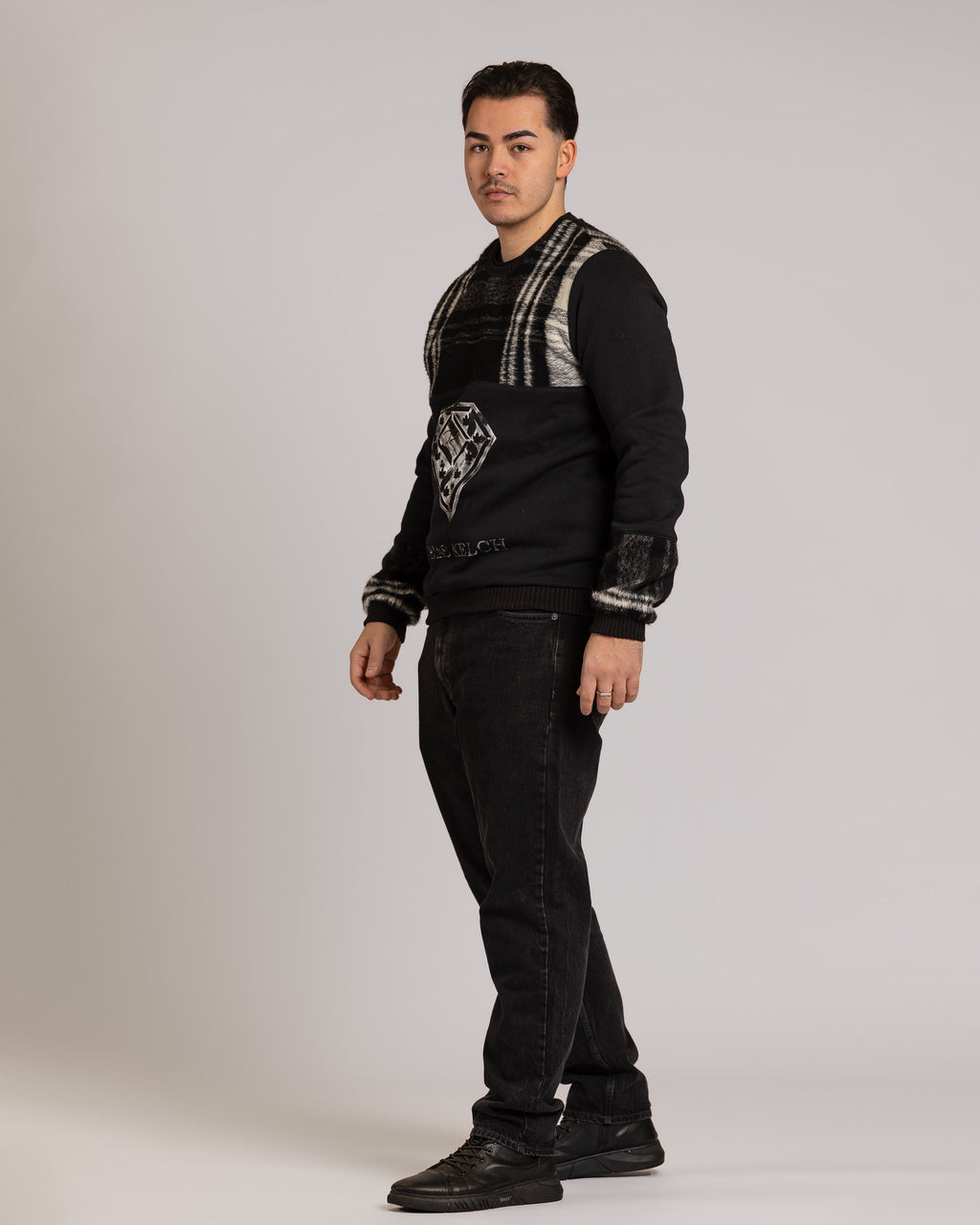 Pullover Tobias Kelch mit schwarzen Pinselanstrich