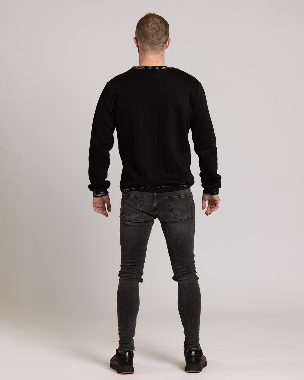 Pullover mit Metalllogo