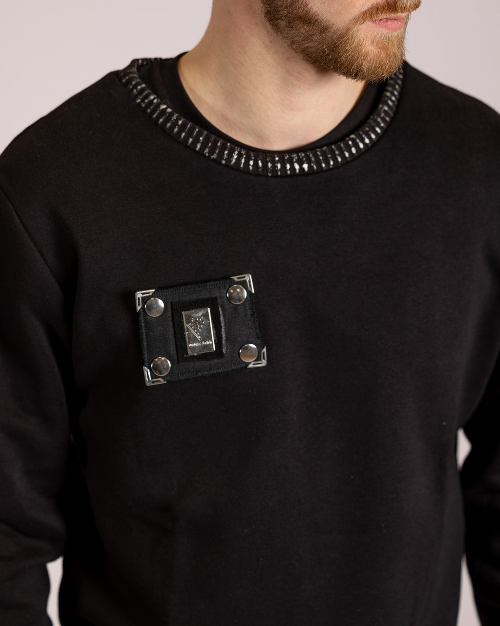 Pullover mit Metalllogo