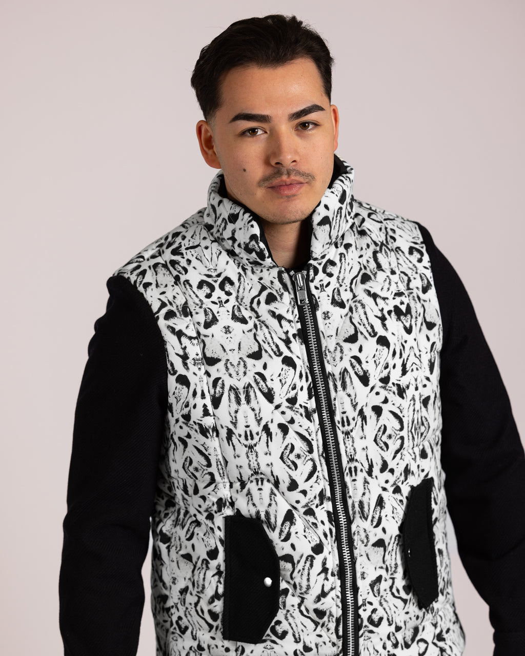 Steppweste mit Schwarz-Weiß-Muster & Kontrastärmeln – Stylisch & Funktional