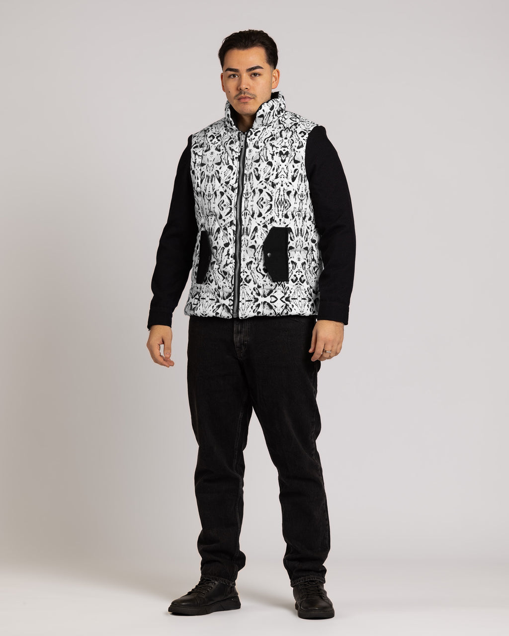 Steppweste mit Schwarz-Weiß-Muster & Kontrastärmeln – Stylisch & Funktional