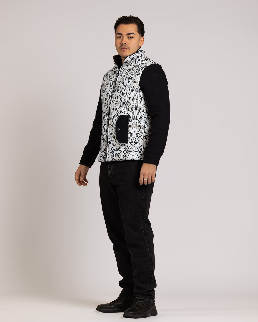 Steppweste mit Schwarz-Weiß-Muster & Kontrastärmeln – Stylisch & Funktional